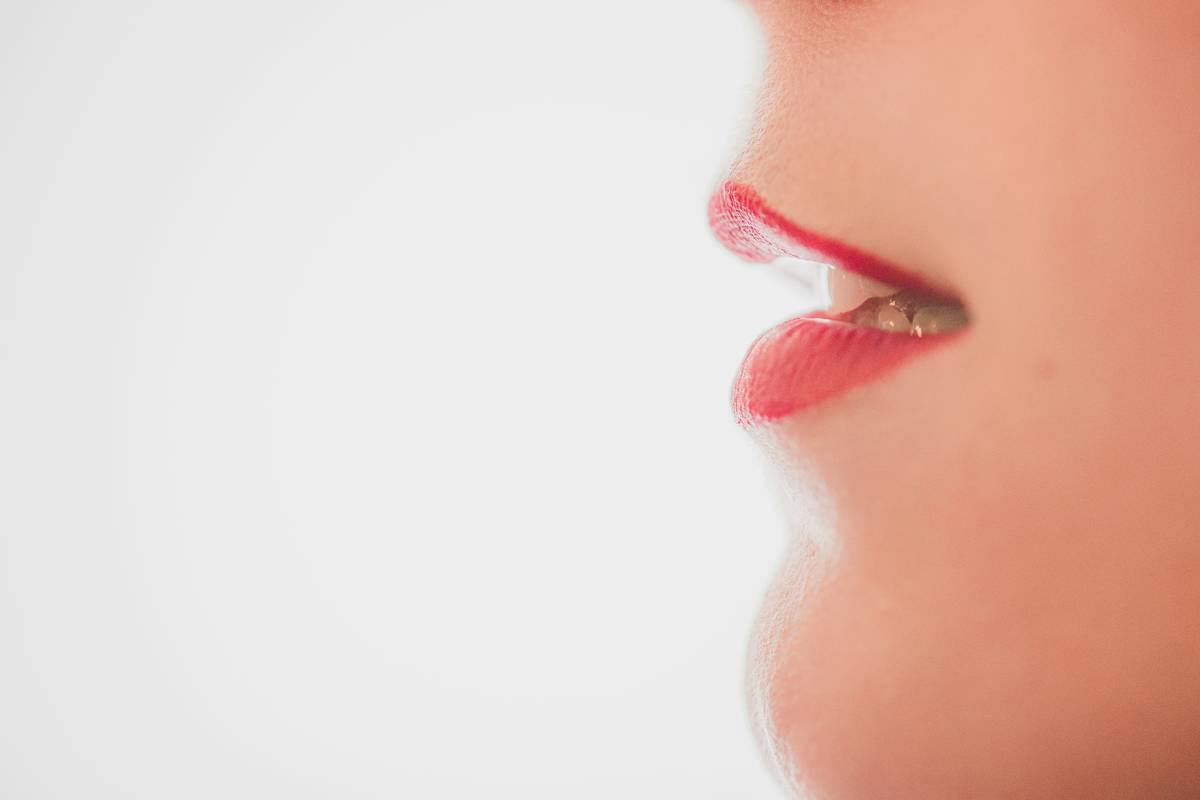 Full glam makeup description featuring flawless base, sculpted cheeks, and smoky shimmer eyes