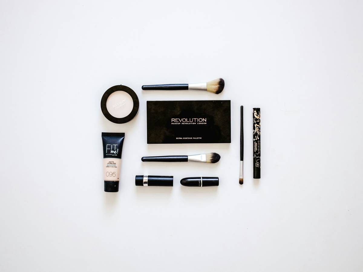 Step-by-step visual guide to achieving the ultimate makeup glam look with layered textures and strategic highlighting