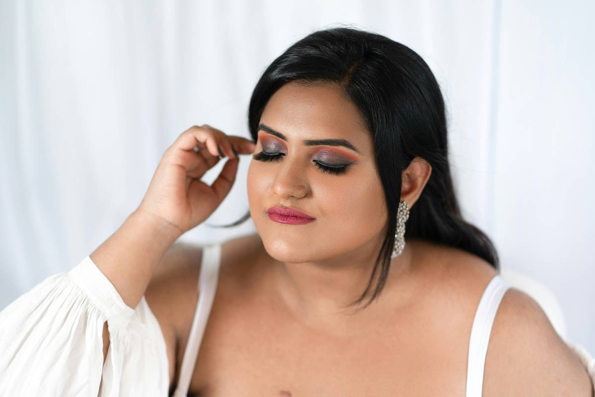 highlight contour glam what is highlighter demonstration showing cheekbone highlighting and jawline contouring on diverse skin tone